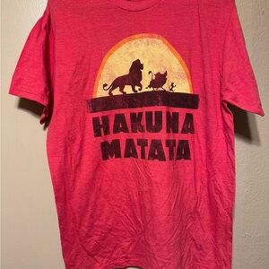 Red Hakuna Matata Men’s L‎ T-Shirt